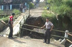Jembatan Solokaso di Pacet amblas