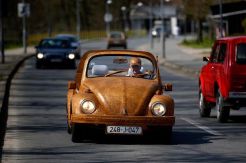 VW Beetle Berselimut Kayu Kreasi Kakek asal Bosnia