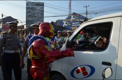 Polisi Berkostum Iron Man Ajak Pengendara Tertib Berlalu Lintas