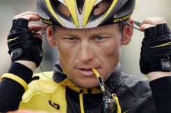 Gelar Kehormatan Armstrong...