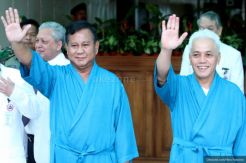 Usai Jalani Pemeriksaan, Prabowo Sapa Keluarga Pasien RSPAD