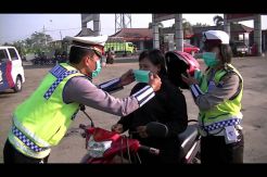 Pengendara Motor Terganggu Debu, Polres Kendal Bagi-bagi Masker
