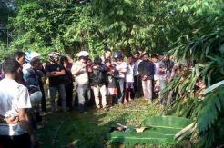 Mayat Wanita Muda Tergeletak di Lapangan Bola