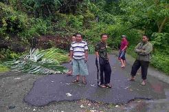Longsor, Warga Bontocani Terisolasi