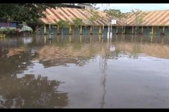 Siswa SD125 Balangnipa Ujian di Tengah Banjir