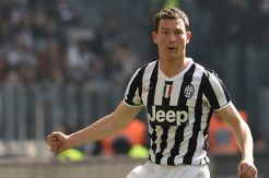 Diminati City-PSG, Lichtsteiner Fokus Kontrak Baru