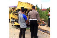 Bus Vs Truk di Pekanbaru 2 Tewas