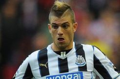 Dilirik Milan, Santon Pilih Bertahan di Newcastle