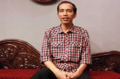 Pakai Baju Kotak-Kotak, JK Tampak 27 Tahun