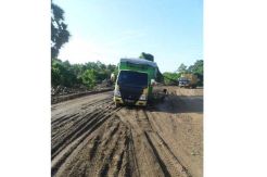 Tak Ada Marka Truk Angkut Raskin Terjebak Lumpur
