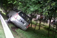 Jalur Maut Depok Membuat Kijang Terguling