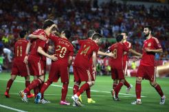 Torres-Iniesta Beri Kemenangan La Furia Roja