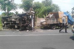 Dua Orang Tewas Ditabrak Mobil Boks