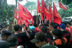 Pemuda Pancasila Geruduk...