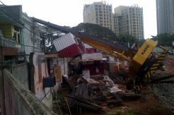 Kronologi Crane Timpa Rumah Pejabat Kementerian Koperasi