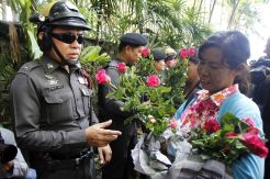 Junta Militer Thailand Singkirkan Kroni-kroni Shinawatra