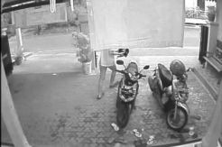 Aksi Pencuri Helm di Serang Terekam CCTV