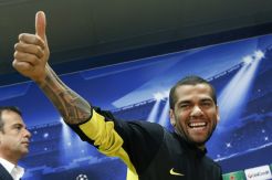 PSG Pilihan Alves Setelah Barca