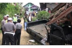 Mobil Rombongan Pengantin Tabrak Rumah Warga, 1 Tewas