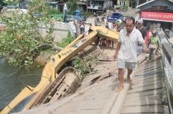Jembatan Ambruk akibat Dilintasi Alat Berat