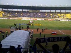 Rusuh di Si Jalak Harupat, Bobotoh Perempuan Pingsan