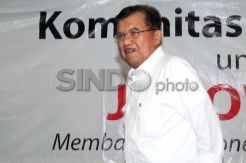 Kegenitan JK Cari Perhatian di Debat Capres