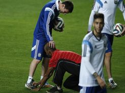 Fans Ini Rela Bersihkan Sepatu Messi