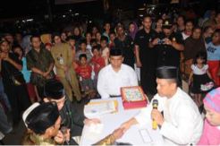 Disaksikan Wali Kota, Pengantin Baru Panas Dingin