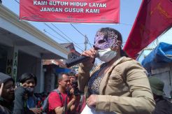 Massa Penolak Penutupan...