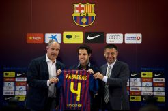 Fabregas dan Barca Ribut Soal Uang