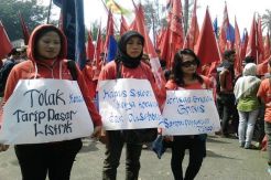Buruh PT Dewi Samudra Kusuma Geruduk Disnaker Solo