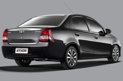 Toyota Etios Platinum Sedan dan Hatchback Telah Meluncur