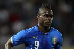 Balotelli Pengin Dicium Ratu Inggris