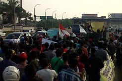 Ratusan Warga Blokir...