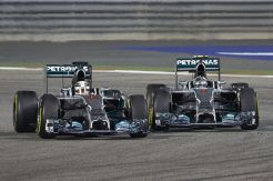Pembalap Mercedes Saling Jegal di Sesi Latihan Bebas