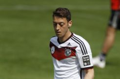 Ozil Minta Kembali ke Posisi Playmaker
