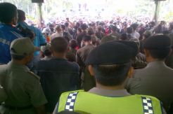 Ribuan Warga Kepung Kantor Bupati Karawang