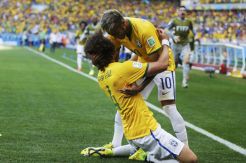 Gol David Luiz Dibalas Sanchez di Babak Pertama