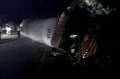 Truk Tangki LPG Terguling, Warga Ketakutan