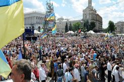 Seribu Demonstran Ukraina Kobarkan Perang