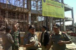 Satpol PP Segel Bangunan Bakal Showroom Mobil