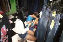 Tepergok Mencuri, Dua Gadis Berpakaian Seksi Diarak Warga