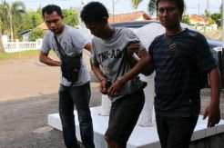 Bakar Mobil Kepala Pasar, Resedivis Ditembak