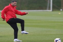 Van Gaal Sibuk di Brazil, Giggs Latih MU