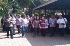Mega Didampingi Keluarga Datang ke TPS