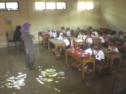 Hari Pertama Masuk, Siswa Belajar di Tengah Genangan Air