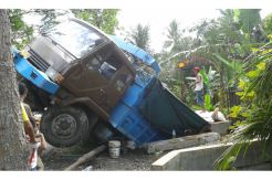 Hindari Tabrakan, Truk Sarat Muatan Terguling