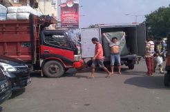 Puluhan Truk Bikin Semrawut Lalin di Tanah Abang