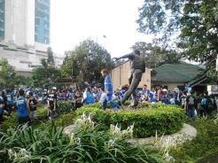 HUT ke-21, Viking Mandikan Patung Persib & Bagikan Tajil