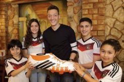 Tunaikan Nazar, Oezil  Biayai Operasi 11 Anak Brazil